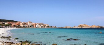 appartamento in villa, auto, piccolo giardino, spiagge vicine