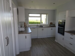 Fridge, microwave, oven, stovetop - 4-bedroom bungalow set in a secluded location (Crantock)