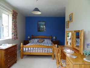 4 bedrooms, iron/ironing board, travel cot, free WiFi - 4-bedroom bungalow set in a secluded location (Crantock)
