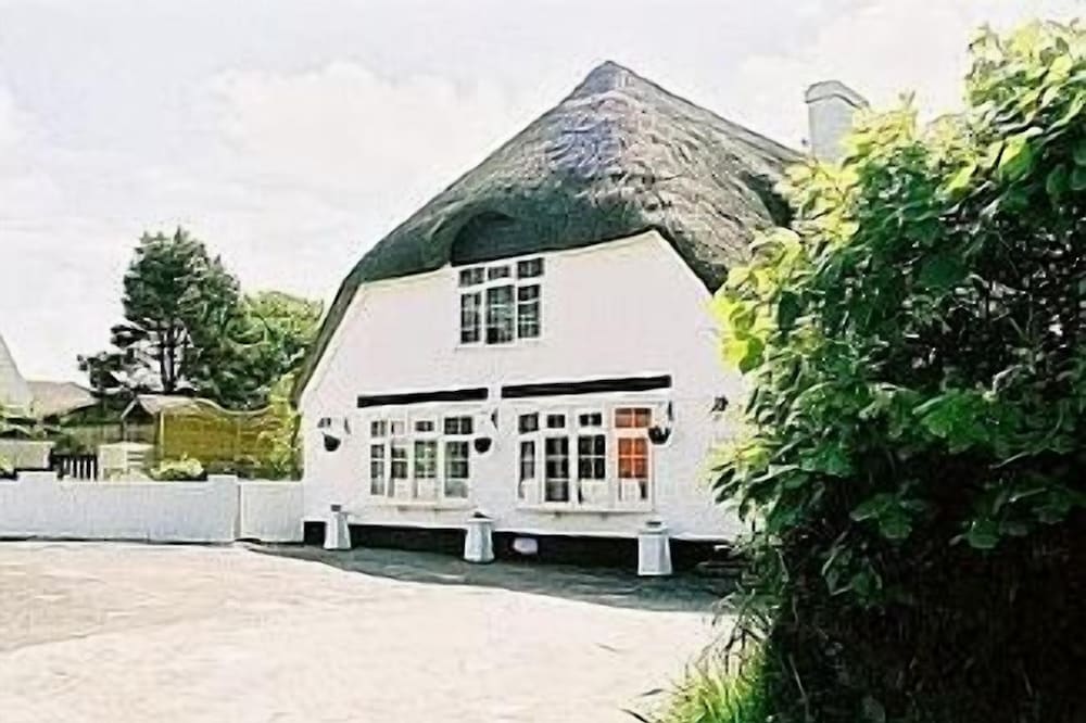 Thatched Cottage With Private Indoor Pool Set In 3/4 Acre Of Grounds