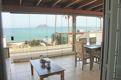 Private, independent villa on the front line, terrace and tranquility