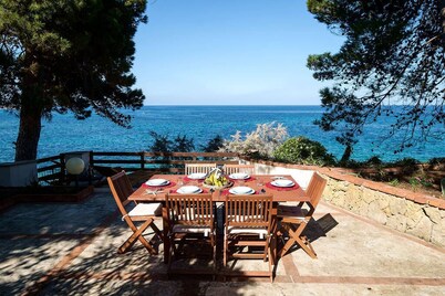 Exclusive villa with private access to the sea