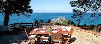 Exclusive villa with private access to the sea