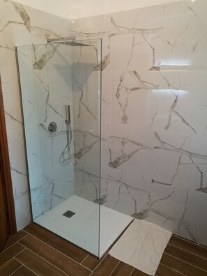 Duschwanne, kostenlose Toilettenartikel, Haartrockner, Bidet