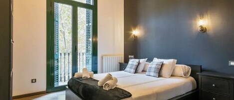 6 間睡房、房內夾萬、書桌、熨斗/熨衫板