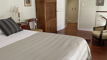 2 slaapkamers, een bureau, een strijkplank/strijkijzer, wifi