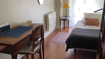 2 bedrooms, desk, iron/ironing board, WiFi