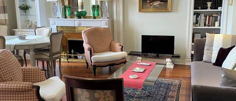 Televisie, een dvd-speler, boeken en een muziekbibliotheek