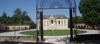 18th-century apartment on the banks of the Garonne 10 minutes from downtown Chartrons parking