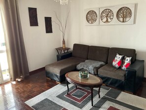 TV, DVD player - Apartment In Heart Of Funchal Old Town (Funchal)