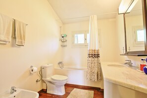 Dusch, hårtork och handdukar