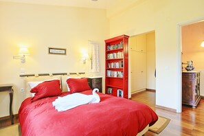 4 bedrooms, iron/ironing board, free WiFi, bed sheets
