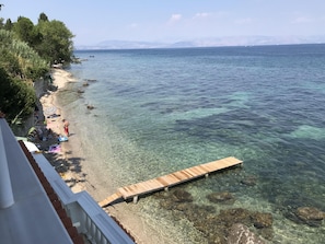 Plage, chaises longues, serviettes de plage