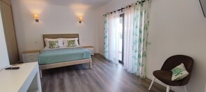 6 slaapkamers, een bureau, een strijkplank/strijkijzer, reisbedje