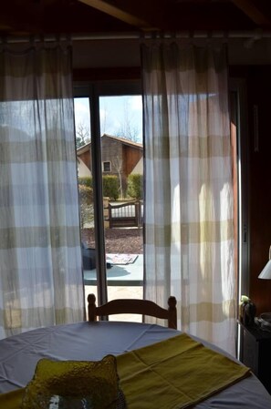 Interior - Chalet 2 minutes' walk from the beach of France's largest freshwater lake... (Hourtin)