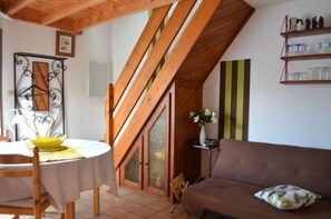 TV, lettore DVD, libri, impianto stereo