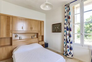 5 bedrooms, iron/ironing board, free WiFi