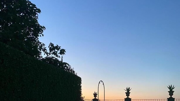 Una piscina con vista despejada al atardecer.