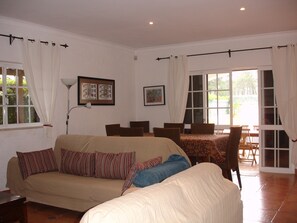 Fernseher, Kamin, DVD-Player