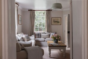 TV, fireplace, table tennis - Bear's Cottage, Wood Norton, Norfolk (Dereham)
