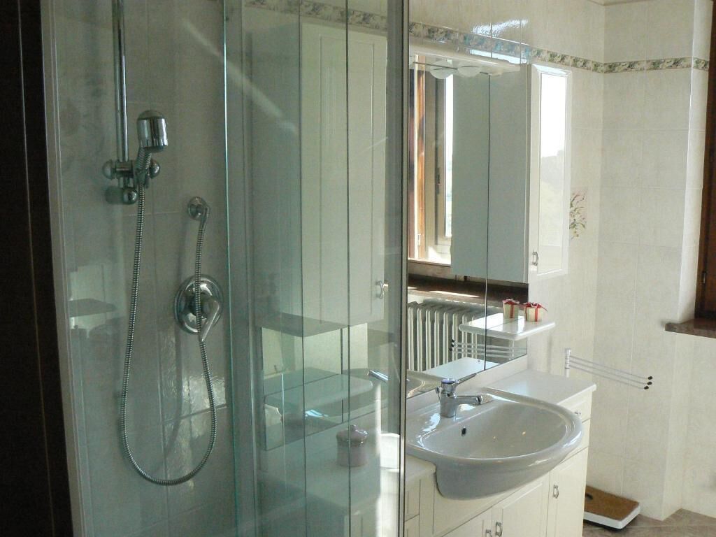 Ensemble douche/baignoire, articles de toilette gratuits, sèche-cheveux