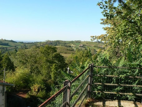 Property grounds. Villa Elma - Cozy Apartment In The Langhe