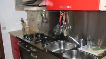 Frigorifero, microonde, forno, piano cottura