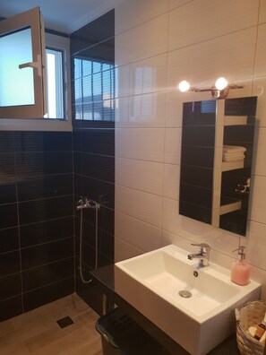 Douche, sèche-cheveux, serviettes fournies