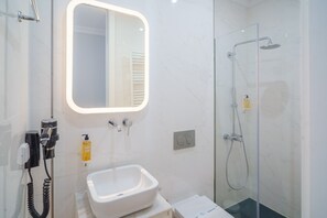 Shower, hair dryer, towels