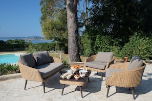 Terrace/patio - Quiet Villa in Private Domain, Seaview, Heated Pool, BBQ, Walk to the Beach (Roquebrune-Sur-Argens)