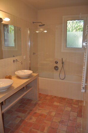 Duschwanne, Haartrockner, Handtücher