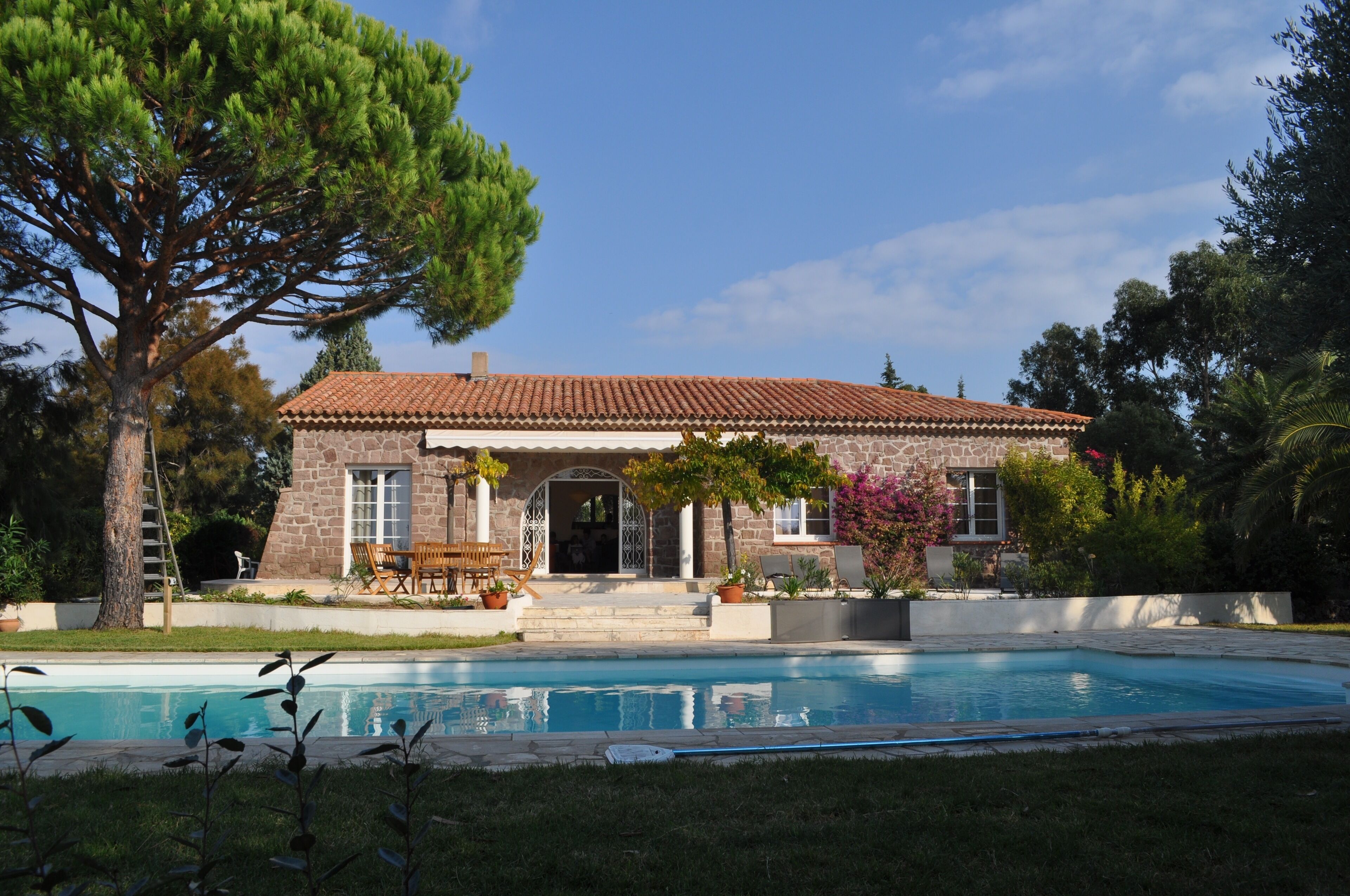 Villa calme dans un domaine privé, vue sur la mer, à pied de la plage