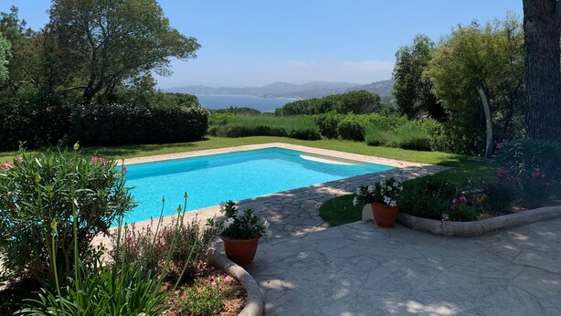 A swimming pool with a view of the sea and hills. - Quiet Villa in Private Domain, Seaview, Heated Pool, BBQ, Walk to the Beach (Roquebrune-Sur-Argens)