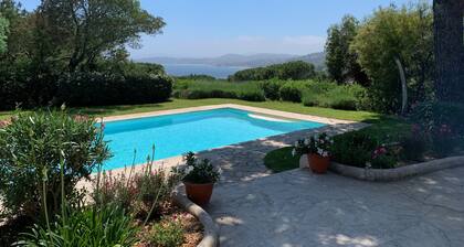 Ruhige Villa in Private Domain, Meerblick, zu Fuß zum Strand