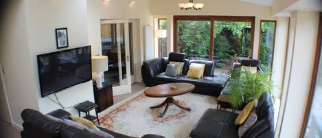 Fernseher, Kamin, DVD-Player, Stereoanlage