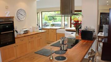 Een koelkast, een magnetron, een oven, een kookplaat