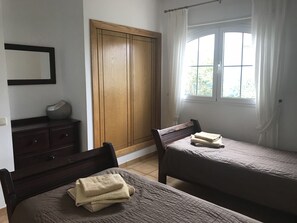 3 bedrooms, iron/ironing board, free WiFi, bed sheets
