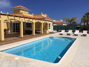 Een verwarmd zwembad