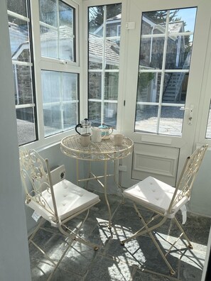 Dining - Puffins Cottage, Rock is very close to the beach, parking for 3 cars and garden. (Rock)