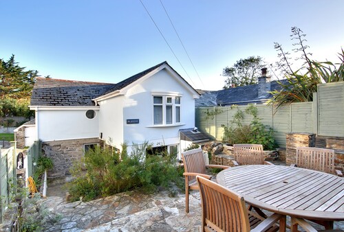 Puffins Cottage, Rock is very close to the beach, parking for 3 cars and garden.