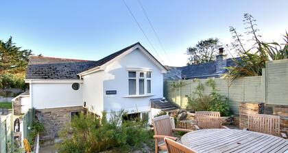 Puffins Cottage, Rock is very close to the beach, parking for 3 cars and garden.