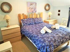 2 عدّة غرف نوم ومكواة/لوح كي وخدمة الإنترنت وملاءات أسرّة