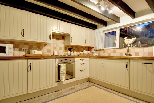 Puffins Cottage, Rock is very close to the beach, parking for 3 cars and garden.