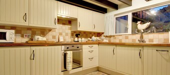 Puffins Cottage, Rock is very close to the beach, parking for 3 cars and garden.