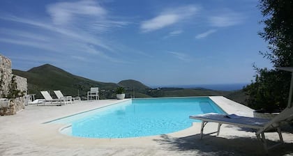 Villa mit privatem Pool und Meerblick, ruhige Lage, 10 Minuten zum Strand