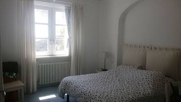 4 chambres, coffres-forts dans les chambres, fer et planche Ă repasser