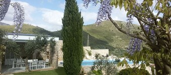 Villa med privat basseng og havutsikt, rolig beliggenhet, 10 minutter til stranden