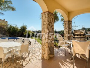 تناول الطعام بالخارج