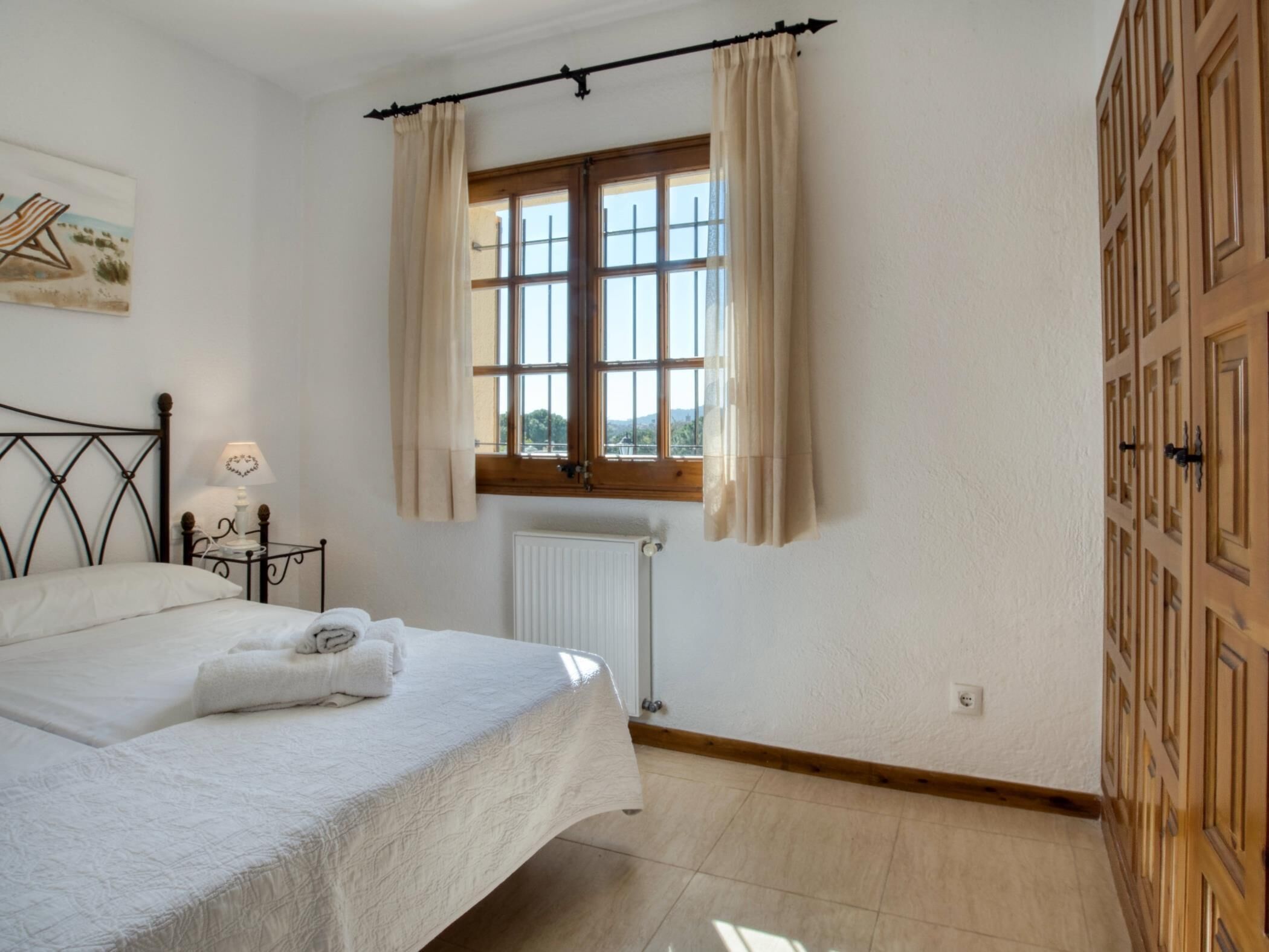3 bedrooms, iron/ironing board, internet, bed sheets