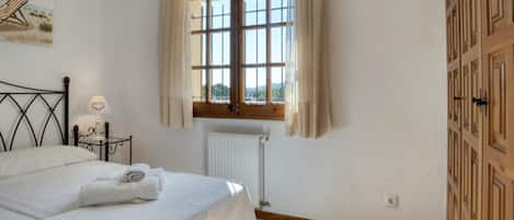 3 bedrooms, iron/ironing board, internet, bed sheets